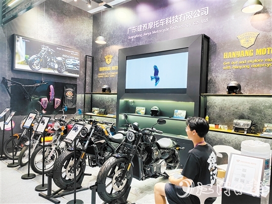 蓬江区摩托车企业积极往外拓展市场、寻找出路。图为第136届广交会上的建雅摩托展位。