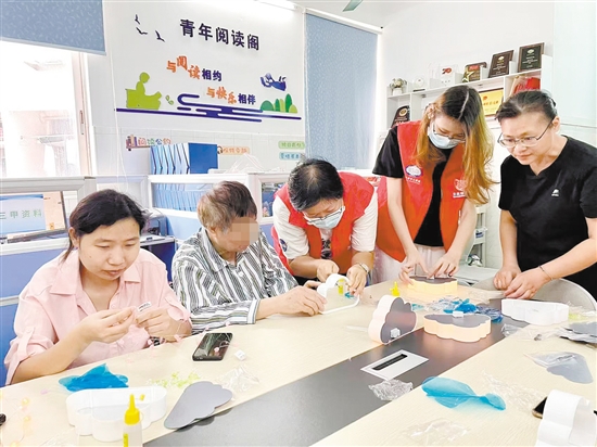 江门市中心医院神经内科团队为老年群体提供高品质护理服务。