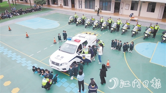 新会交警进校园开展交通安全宣传。