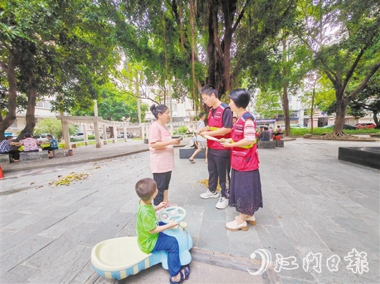 网格员经常到村（居）巡查，积极与群众交流沟通。