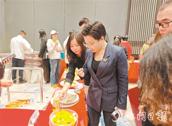 嘉宾现场品尝多道新会美食。