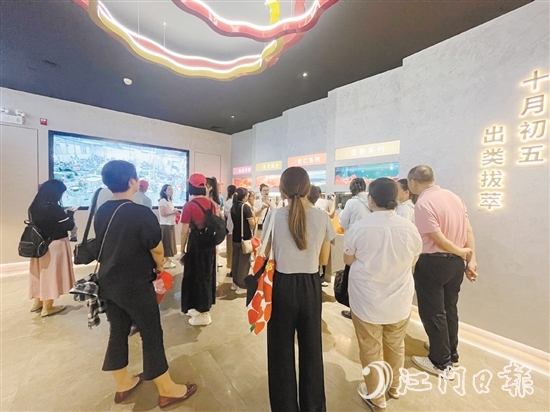 职工旅游团参观本地企业十月初五。