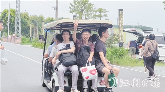 职工在石板沙村快乐游玩。