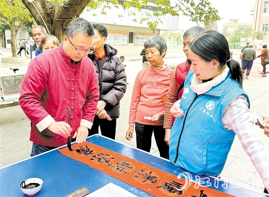 书法家手写春联，为群众送祝福。
