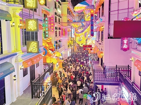 梦回开平·侨海华韵街区以夜经济为特色，为游客提供夜间休闲娱乐的好去处。