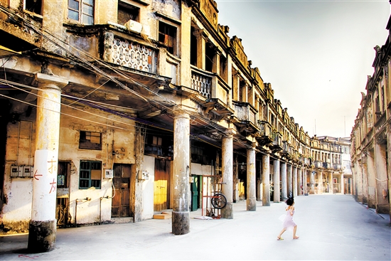 建于1927年的白沙镇健康路骑楼群形成一个古朴侨墟，散发着独特的魅力。