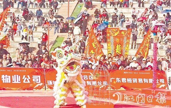 比赛中，各支队伍带来精彩表演。