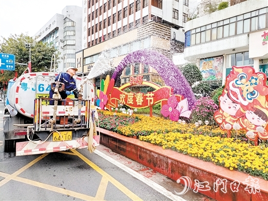 环卫工人用心浇灌植物，擦亮城市容颜。