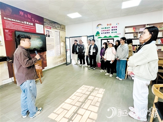 学子走访省“百千万工程”典型村和企业，了解家乡发展情况。