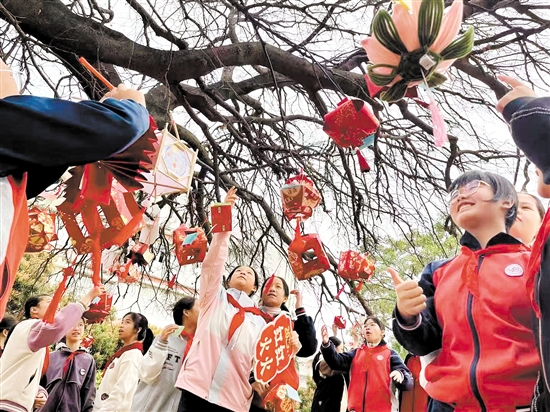 江门市怡福中学学生书写新学期愿望，挂在校园内的百年古树上。
