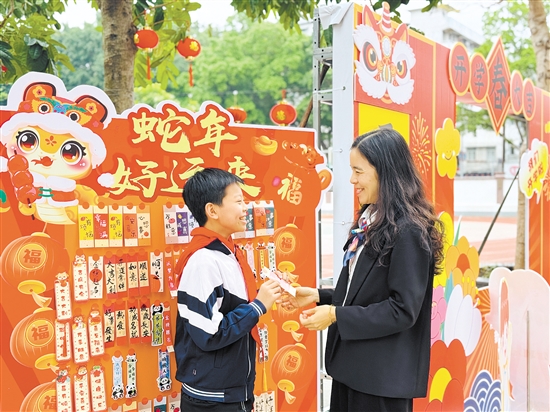 方寸之间，温情无限。开平市侨园路小学给学生派发书签。