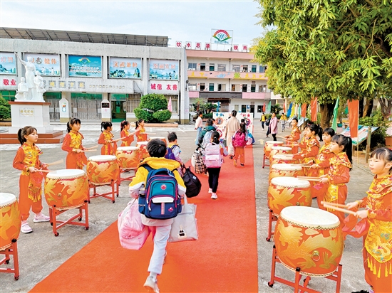 新会崖门黄冲小学以蔡李佛醒狮和鼓乐迎接学生。