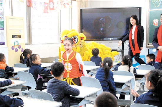 鹤山市碧桂园学校学生扮演哪吒，给同学们带来惊喜。