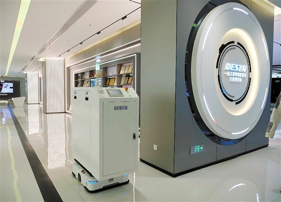 德森精密生产的涂覆机和全自动机器人配合作业。 德森精密生产的涂覆机和全自动机器人配合作业。