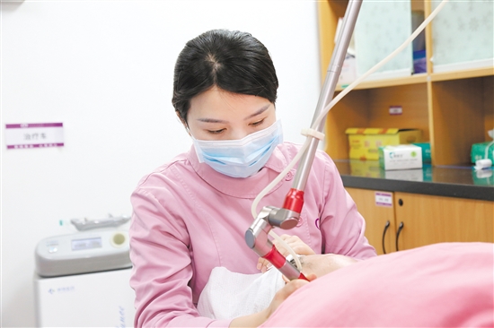 医护人员为痤疮患者进行治疗。