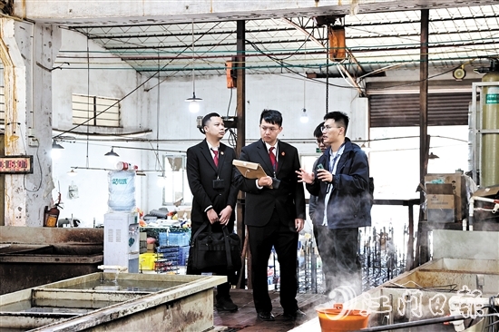 执行干警走进涉案企业了解生产情况。 执行干警走进涉案企业了解生产情况。