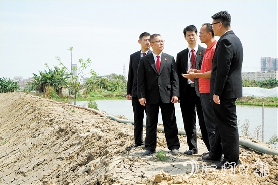 执行法官在田间地头向当事人了解案情。 执行法官在田间地头向当事人了解案情。