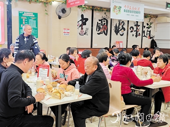 “小开社区饭堂”启动当天，吸引了众多长者前来试吃。