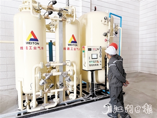蚬冈粮库工作人员查看粮库充入氮气比例是否正常。
