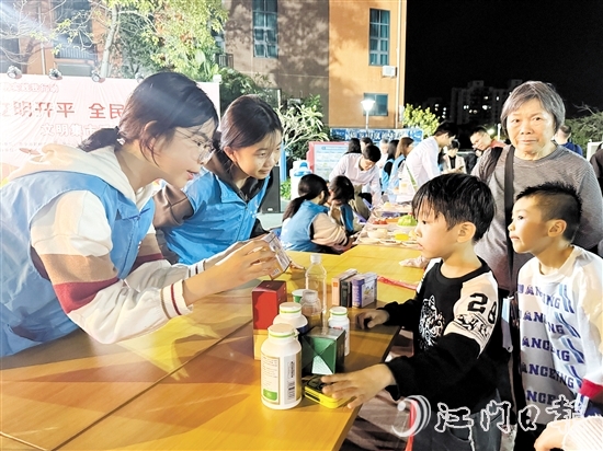 文明集市活动将文明大餐送到群众“家门口”，吸引了众多群众前来“赶集”。