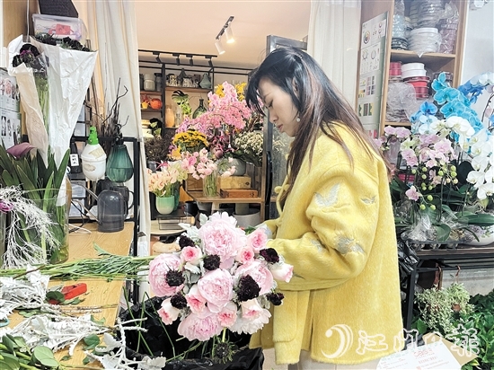 花店员工忙赶订单。