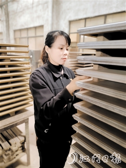 广东鸿业家具集团有限公司生产部油漆、木皮车间工人韦江祝 广东鸿业家具集团有限公司生产部油漆、木皮车间工人韦江祝