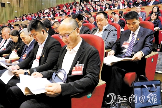 来自各条战线的人大代表、政协委员热议鹤山市政府工作报告。 来自各条战线的人大代表、政协委员热议鹤山市政府工作报告。