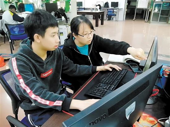 庞小玲（右一）认真指导学生学习专业知识。