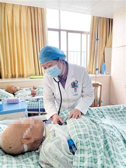 李华燕检查患者情况。