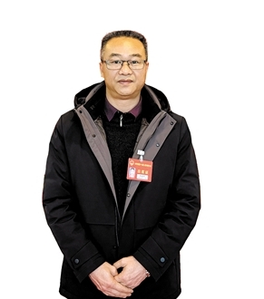 开平市人大代表，龙胜镇龙胜墟社区党支部书记、居委会主任张健锋