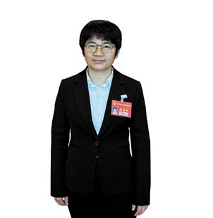 开平市人大代表，马冈镇联冈村党总支书记、村委会主任梁泳怡