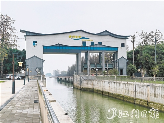 全新升级后，睦洲水闸极具水乡风情的外观让人眼前一亮，成为河道上的靓丽风景线。