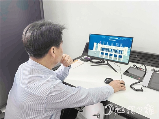 睦洲水闸工程管理所工作人员测试船闸、水闸智能控制系统。