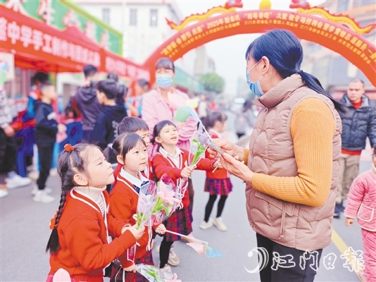 孩子们纷纷化身“金牌销售”，向来往群众介绍义卖品。