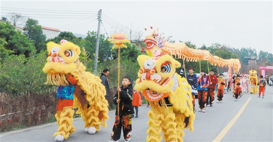 本次嘉年华包括金龙、醒狮、“花仙子”巡游等活动内容。 本次嘉年华包括金龙、醒狮、“花仙子”巡游等活动内容。