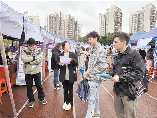 校园招聘会吸引不少高校学子前来咨询应聘。 校园招聘会吸引不少高校学子前来咨询应聘。