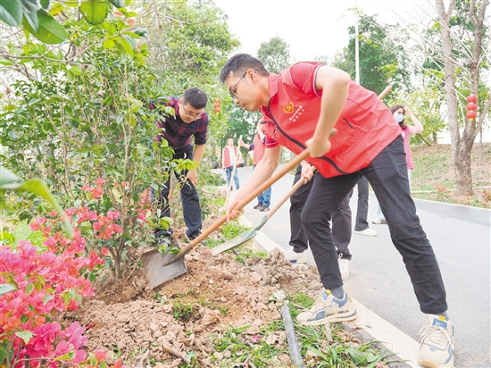 大家分工明确,一起植树添新绿。 大家分工明确,一起植树添新绿。