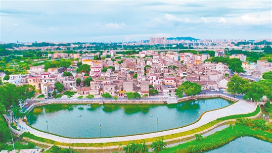 霄南村的鲜卑文化、甘和茶、青砖屋等文化特色及良好的村容村貌是其得天独厚的文旅资源。 霄南村的鲜卑文化、甘和茶、青砖屋等文化特色及良好的村容村貌是其得天独厚的文旅资源。