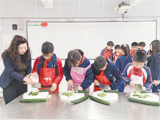 在鹤山市碧桂园学校厨艺劳动技能培训中心，在专业教师的指导下，学生们学习刀工技巧和制作美食，以更好地将劳动技能运用在家务劳动中。