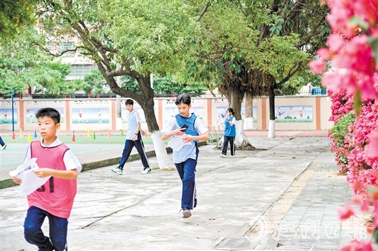 定向越野赛中，同学们进行体力和智力比拼。
