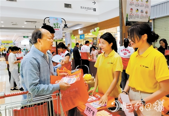 工作人员耐心解答市民疑问，大力宣传普及消费者权益保护等有关知识。