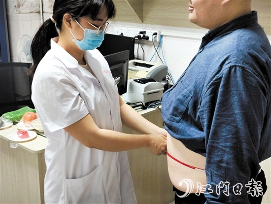 医生为记者测量腰围。