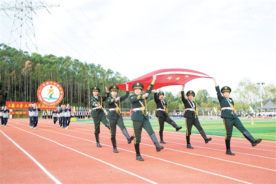 江门市棠下初级中学国旗护卫队英姿飒爽。