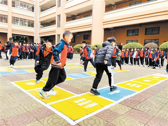 蓬江区农林双朗小学课间游戏很受学生欢迎。
