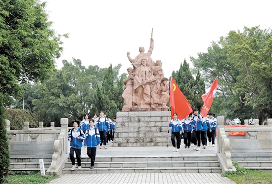 学生们参观南楼纪念公园、聆听南楼七烈士事迹。