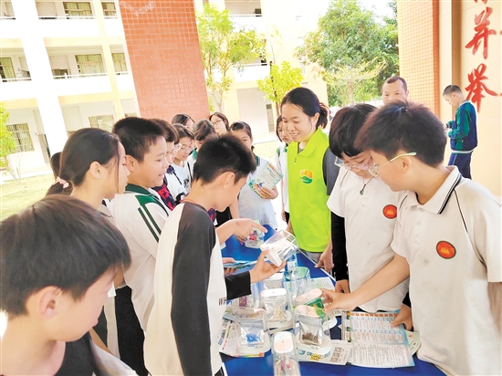 禁毒社工与志愿者向同学们讲解毒品的危害及预防知识