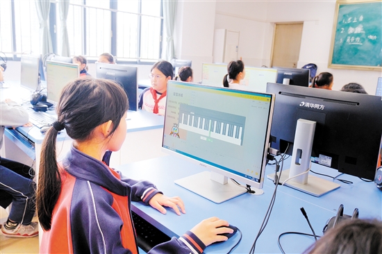 学生在电脑上调试编程。