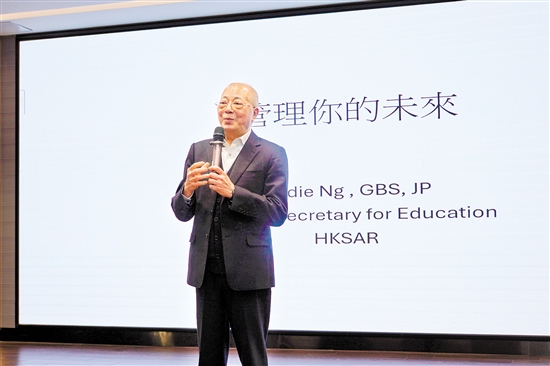吴克俭在台上演讲。