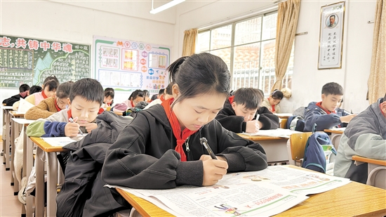 学生们对《青苹果》爱不释手。
