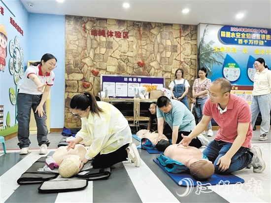 培训中,学员们积极参与,全身心投入模拟演练。 培训中,学员们积极参与,全身心投入模拟演练。